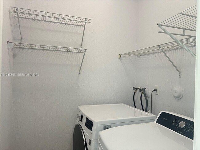 Building Photo - 16020 SW 91st Ct