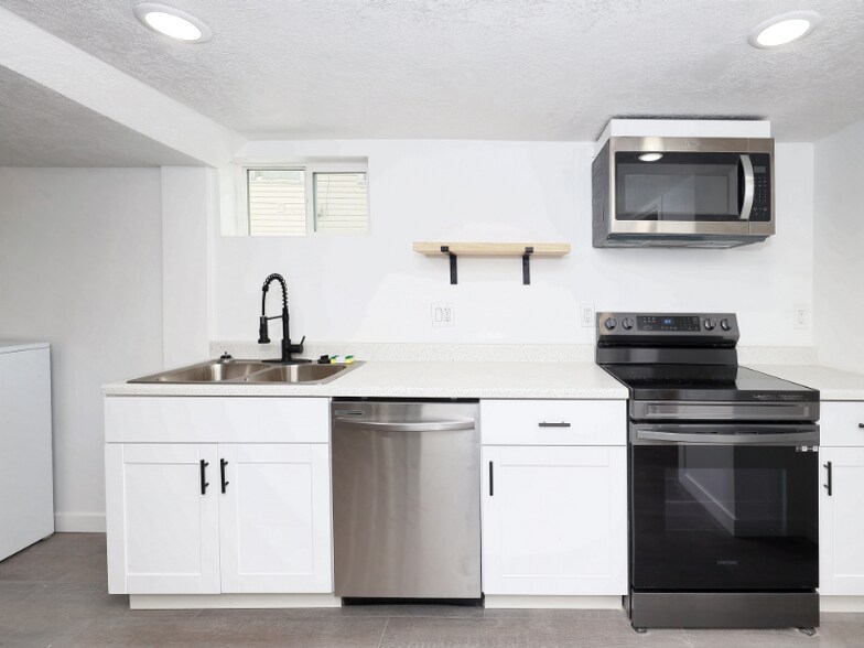 Building Photo - 2867 Kiesel Ave