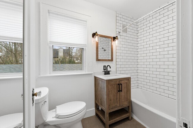 Building Photo - 557 E Weisheimer Rd