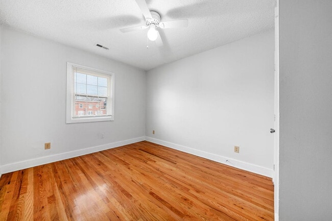 Building Photo - 1378 1/2 Indianola Ave