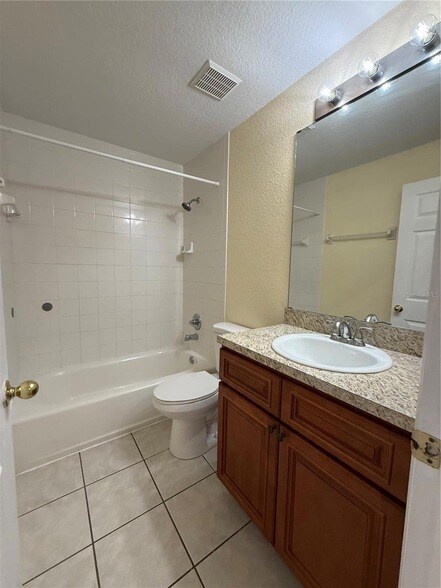 Building Photo - 2212 Garden Lake Dr