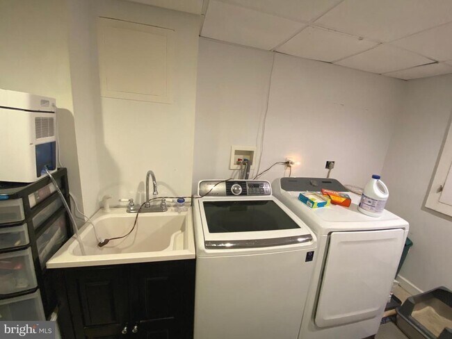 Building Photo - 20 E Abington Ave