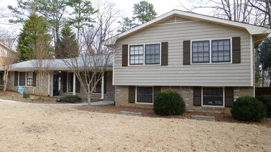 Building Photo - Hard to Find Rental Home in Heart of Dunwoody
