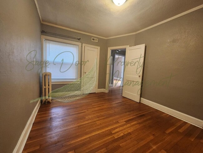 Building Photo - ORIGINAL HARDWOOD FLOORS!!!