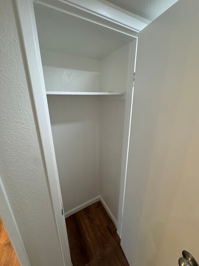 Building Photo - Downstairs 2 bed, 1 bath newly remolded unit coming soon!!