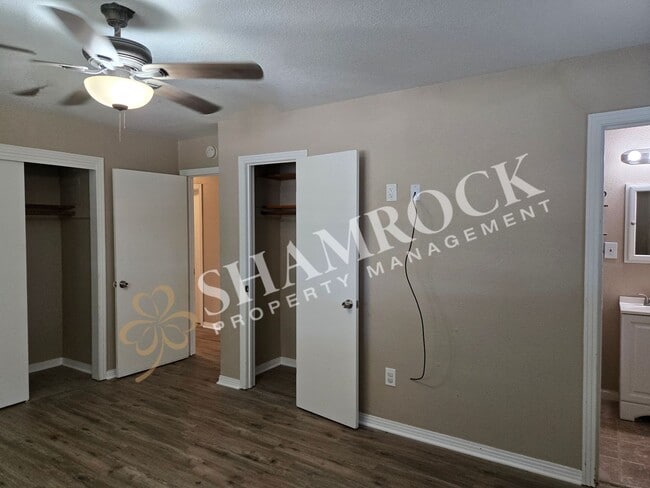 Building Photo - 409 Sharron Dr
