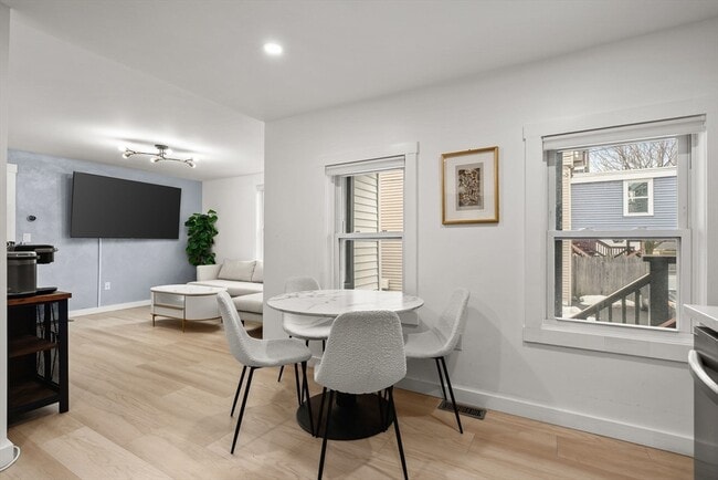 Building Photo - 42 White St