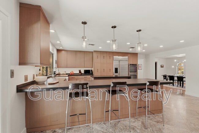 Building Photo - 3007 La Mesa Dr