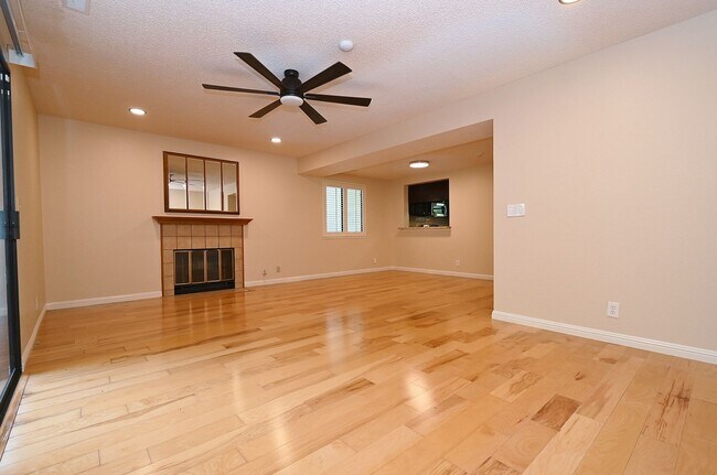 Building Photo - $3,540 / Bright & Spacious 3BR/ 2.5BA Town Home in Newark City