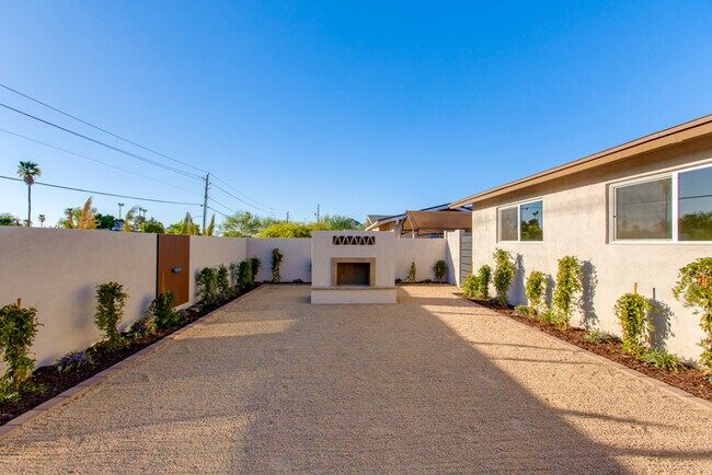 Building Photo - Beautiful 4 Bedroom, 3 Bath Home on an Oversized 18,000 Sq Ft Lot