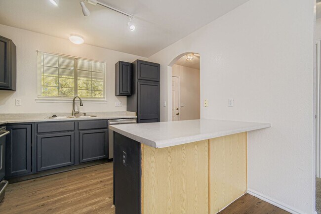 Building Photo - Bright & Spacious 3-Bedroom Home in Fox Run