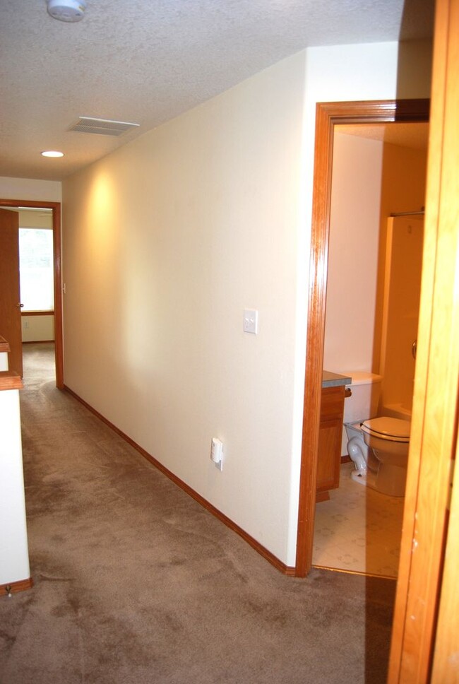 Building Photo - 3 Bedroom 2.5 Bath Town Home Dundee OR