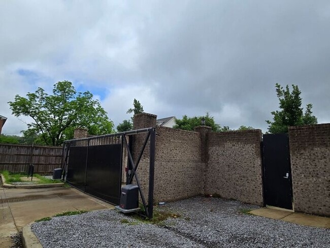 Building Photo - Live Steps from the Highland Strip — Share...