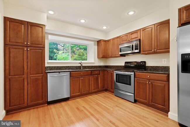 Building Photo - 2057 Golf Course Dr