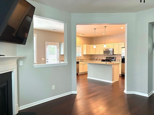 Building Photo - Available Now-Beautiful 4 BR/3BA Home