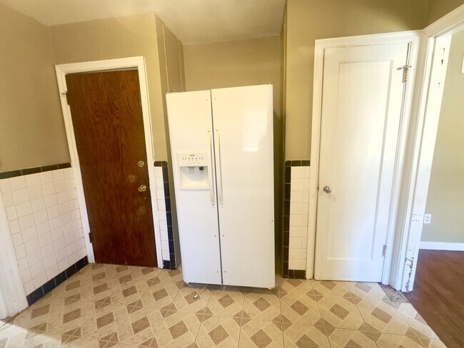 Building Photo - SECTION 8 IS GLADLY ACCEPTED 3 Bed 1.5 Bath With 2 Car Detached Garage