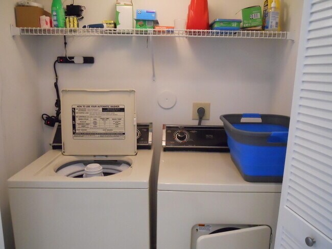 Building Photo - 8199 Springlake Dr