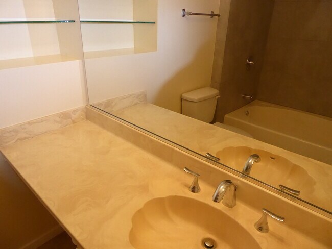 Building Photo - 5 Oak Crest Ct