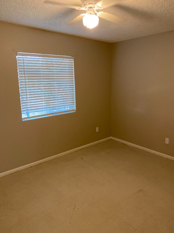 Building Photo - 403 E Quail Ave