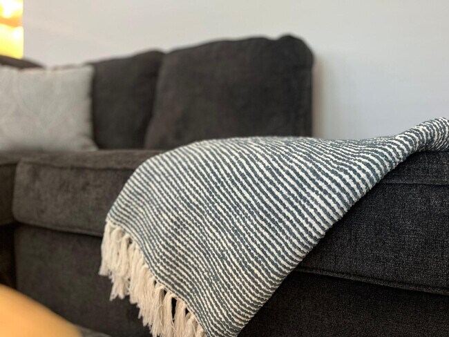 Building Photo - 501 W 9th St