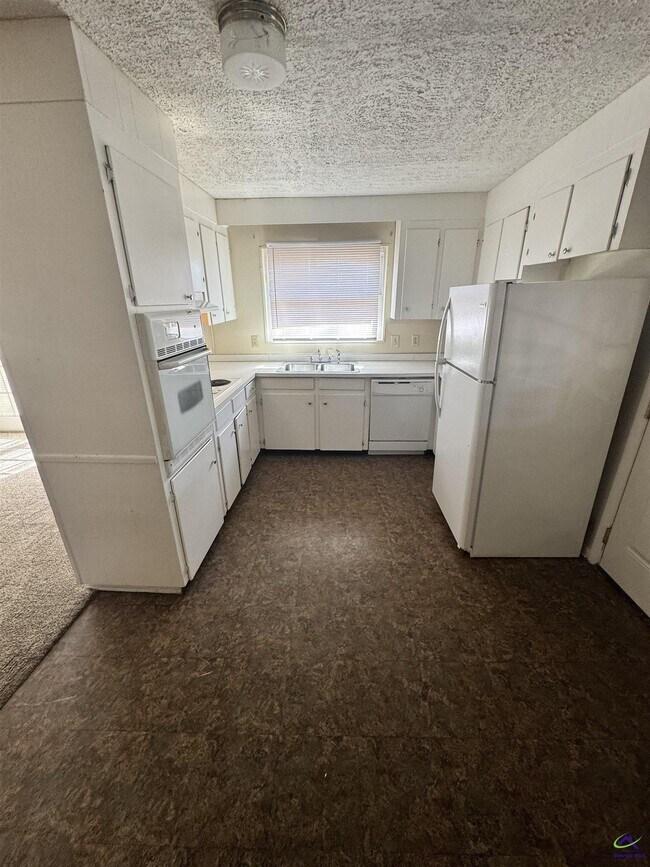 Building Photo - 501 Pinecrest Rd