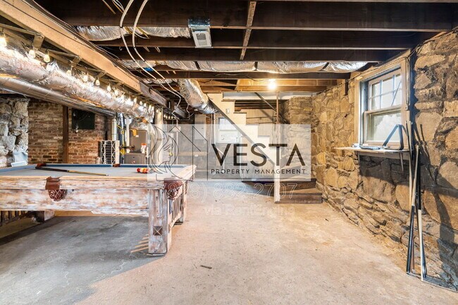 Building Photo - 68 Maple St