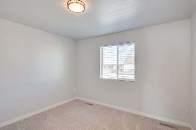 Building Photo - 322 S Echo Cyn Ave