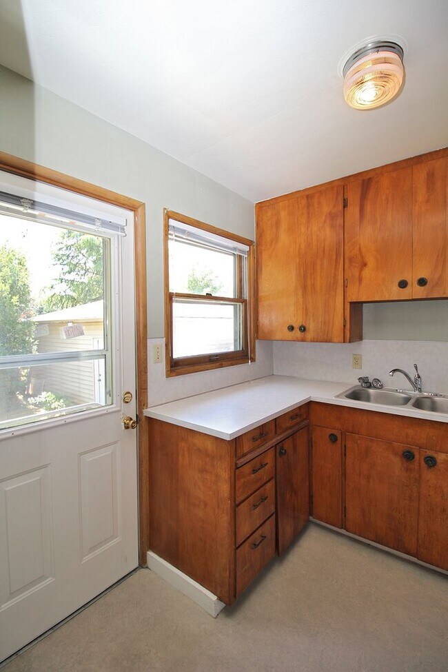 Building Photo - renwr09