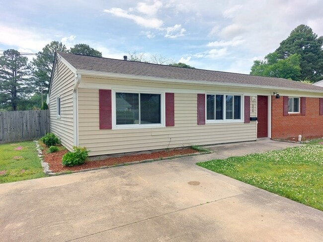 Building Photo - BEAUTIFUL 3 BD/ 1 BTH CORNER LOT WITH W/D ...