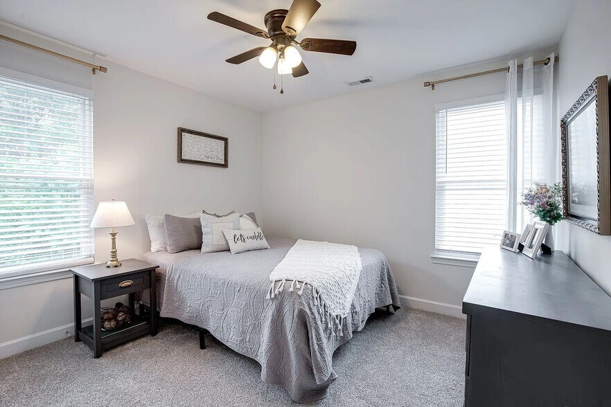 Building Photo - 2426 24th Ave N