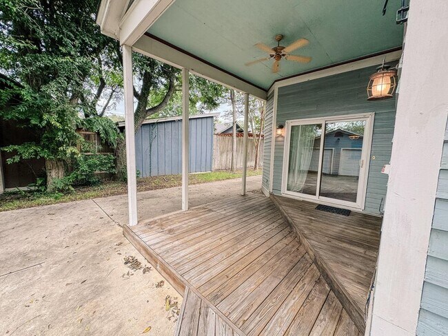 Building Photo - 305 W Brazos St