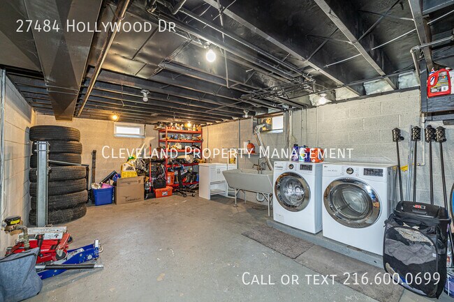 Building Photo - 27484 Hollywood Dr