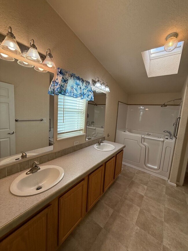 Building Photo - Move In Ready - Spacious Manufactured Home in Foothills!
