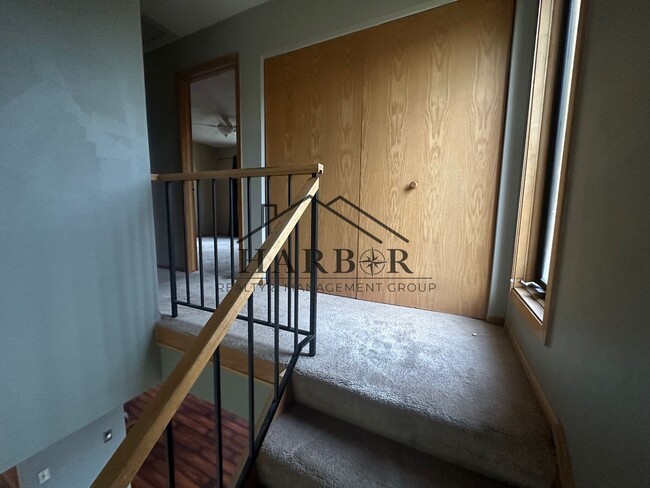 Building Photo - NW Rochester Townhome Available Now!