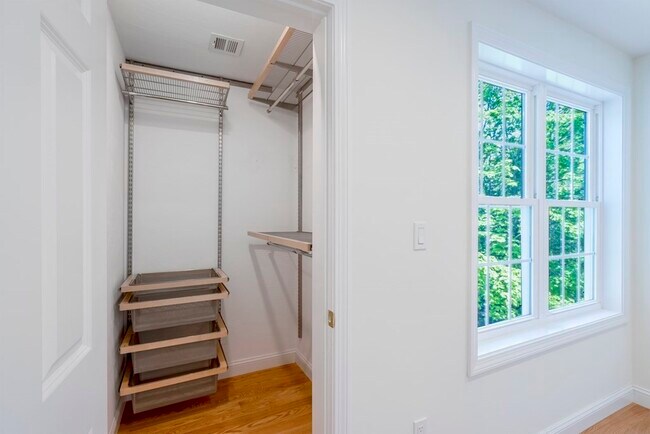 Building Photo - 2 Manchester Pl