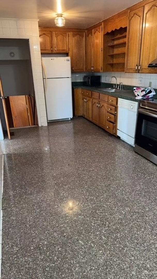Building Photo - 3 Bedroom House Available for Immediate mo...