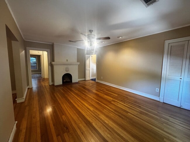 Building Photo - Cute 2 bedroom, 1 bath upstairs duplex in ...