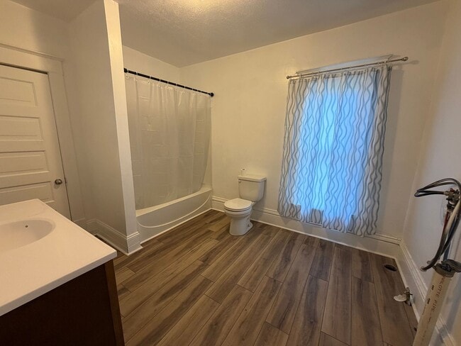 Building Photo - Spacious 4 Bedroom home