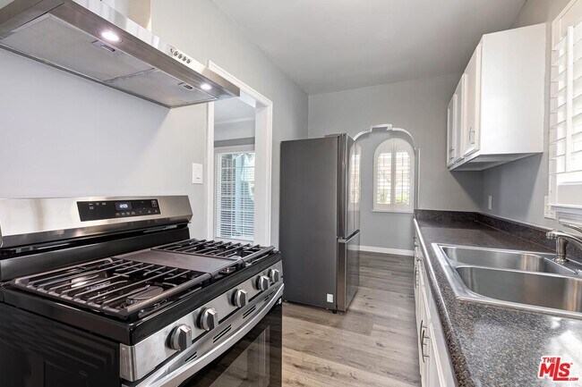 Building Photo - 1110 W 80th St