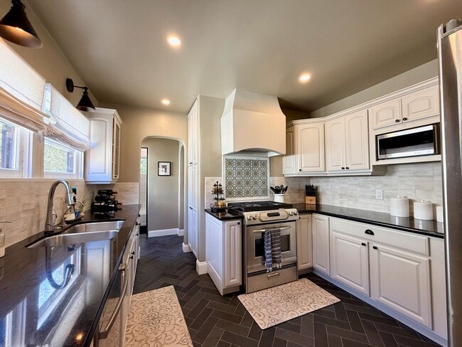 Building Photo - Furnished Santa Barbara 3 bedroom/2 bathroom Home