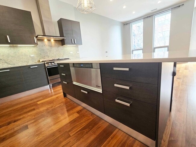 Building Photo - 1100 W Adams St