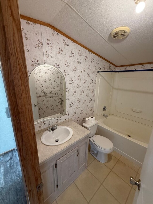 Building Photo - 2 Bedroom 1 Bath House With Covered Patio,...