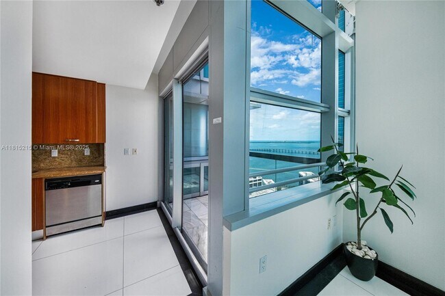 Building Photo - 1395 Brickell Ave