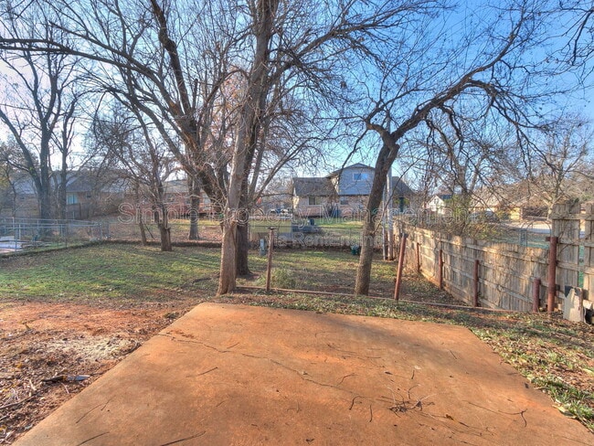 Building Photo - 606 Elmwood Dr