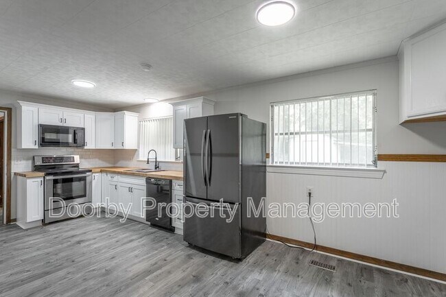 Building Photo - 186 Greens Lake Cir