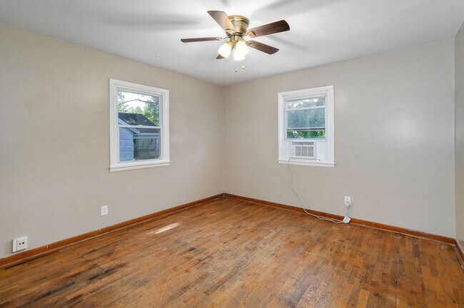 Building Photo - 708 S West Ave