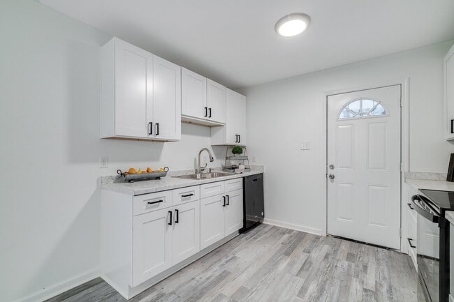 Building Photo - 925 Staley Ave