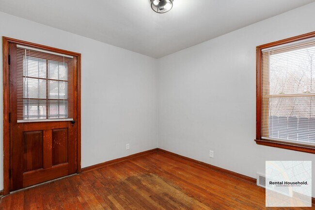 Building Photo - ~ 3 BEDROOM 1 BATH BUNGALOW SECURTIY DEPOSIT SPECIAL ~$500