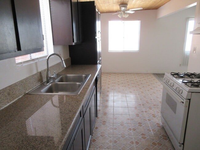 Building Photo - Gated 3 Bed/1 Bath With Big Backyard