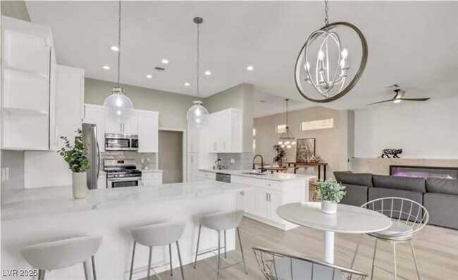 Building Photo - 2608 Desert Sands Dr